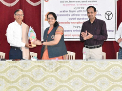 विद्यार्थी समुपदेशन व्यवसाय मार्गदर्शन व व्यक्तिमत्त्व विकास’ या विषया वरील दोन दिवसीय कार्यशाळेच्या समारोप समारंभात  उपस्थित संचालक डॉ. सुधाकर शेंडगे यांचा सत्कार करतांना प्राचार्या डॉ. बाजपाई व उपस्थित मान्यवर (दि. ४/१०/२०२५)