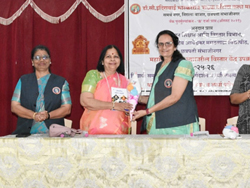 विद्यार्थी समुपदेशन व्यवसाय मार्गदर्शन व व्यक्तिमत्त्व विकास’ या विषया वरील दोन दिवसीय कार्यशाळेमध्ये यशस्वी उद्योजिका डॉ. स्वाती स्मार्त यांचा सत्कार करतांना प्राचार्या डॉ. बाजपाई व उपस्थित मान्यवर (दि. ३/१०/२०२५)