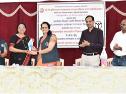 विद्यार्थी समुपदेशन व्यवसाय मार्गदर्शन व व्यक्तिमत्त्व विकास’ या विषया वरील दोन दिवसीय कार्यशाळेमध्ये 'समुपदेशन व व्यक्तिमत्त्व विकास’’ या विषयावरील व्याख्यान  प्रसंगी मार्गदर्शक डॉ. प्राजक्ती भोसले – वाघ यांचा सत्कार करतांना प्राचार्या डॉ. बाजपाई व उपस्थित मान्यवर (दि.३/१०/२०२५)